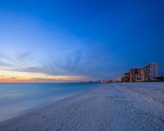 Pet Friendly, Nightly Condo! In-Unit Laundry, Wifi & Beach Gear; Walk To Dining/Shops (1 Of 2 Units) - Marco Island - Strand