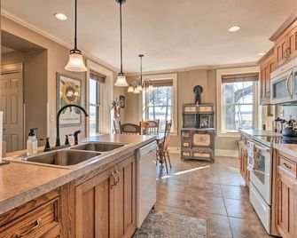 Pet-Friendly Home Grill and Fire Pit in Manhattan - Manhattan - Cocina