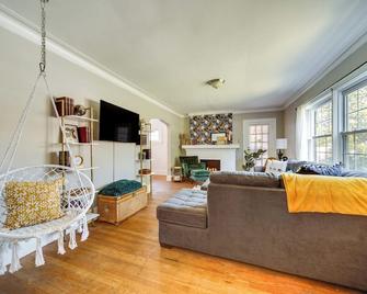 Historic Detroit Bungalow Pet and Family Friendly - Detroit - Living room