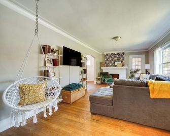 Historic Detroit Bungalow Pet And Family - Detroit - Huiskamer