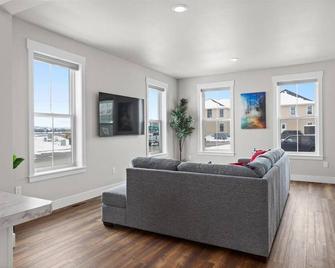 Stay With Style In This Townhome - Billings - Living room