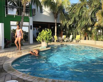 Quints Travelers Inn - ווילמסטאד - בריכה