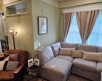 Stay Downtown in one of Princeton's historical homes, The Burr House - Princeton - Living room