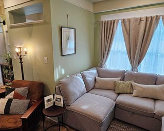 Stay Downtown in one of Princeton's historical homes, The Burr House - Princeton - Living room