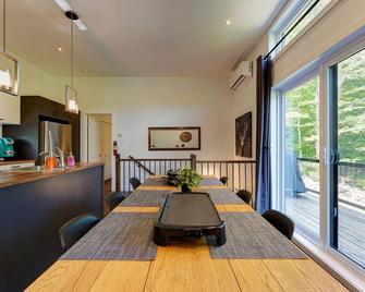 The Cozy Waterfront Hot Tub & Fireplace - Entrelacs - Dining room