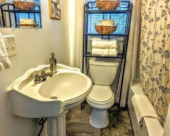Cozy Downtown Lapeer Apartment - Lapeer