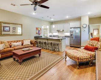 Charming Starkville Vacation Rental about 5 Mi to MSU! - Starkville - Wohnzimmer