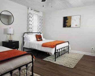 Spacious Centrally Located 3 Bed 2 Bath - Sleeps 8 - Montgomery - Bedroom
