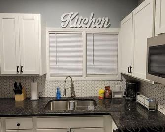 Gold 1 · Retreat Suite 2 - Grand Rapids - Kitchen