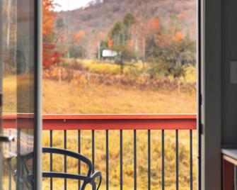 Starry Nights at Comet Farm: A Scenic Haven Near Woodstock and Okemo - Reading - Balcony