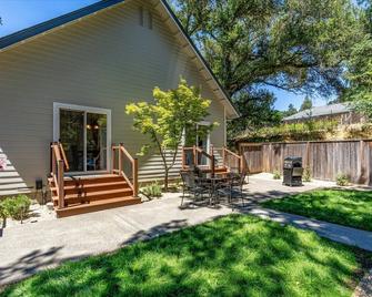 Glen Ellen Retreat #1 Hot Tub and King Beds - Glen Ellen - Patio