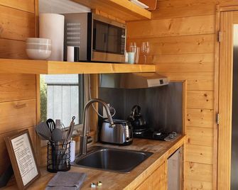 Scenic Cozy Solar-Powered Tiny Home High in the Rockies Near Vail Ski Resort - Red Cliff - Kitchen