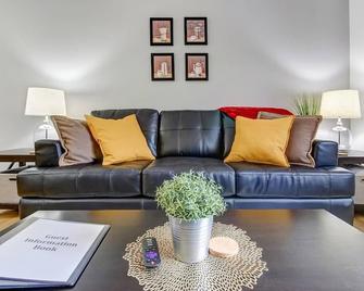 Near Froedtert, King Bed, Fast Wifi, Underground Parking - Wauwatosa - Living room