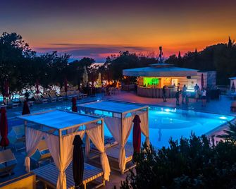 Family Hotel La Luna - Novalja - Piscina