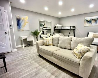 Luxury 4BR Getaway with Private Pool & Cozy Vibes! - Valrico - Wohnzimmer