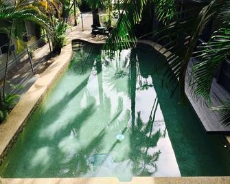 Lake Central - Cairns - Pool