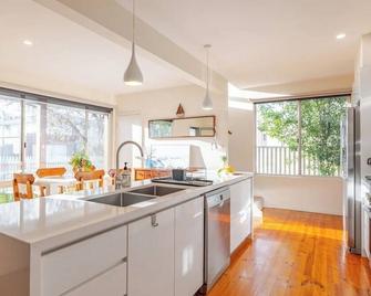 4 Brm House, Walk To Beach & Town/Pub, Free Wifi & Foxtel, Family Friendly - Saint Leonards - Cocina
