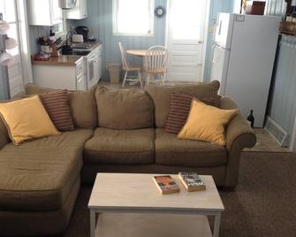 Enjoy the Fun of a Lakefront GetAway, While Only Minutes from Local Attractions! - Holland - Living room