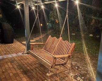 Cozy Cotee River Cabin guest house - Port Richey - Innenhof