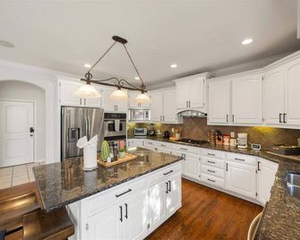 Beautiful relaxing private villa next to a pond smart home and Traeger Grill - Overland Park - Kitchen