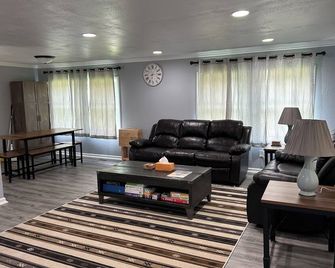 Charming 3-Bedroom House, Great Access to Crooked Lake and Angola, Pet Friendly! - Angola - Living room