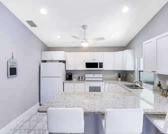 Naples beach house with large heated pool! - Estero - Kitchen