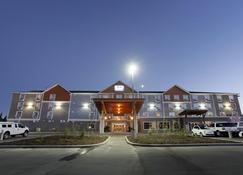 Pomeroy Inn & Suites at Olds College - Olds - Bâtiment