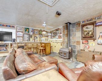 2 Fire Pits and Covered Deck Cabin in Happy Jack! - Happy Jack - Living room