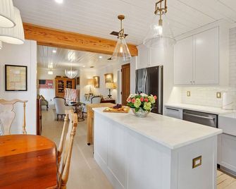 Le Hibou Blanc (B) - Fairhope: Laid-back Sophistication - Fairhope - Dining room