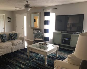 Tranquil Waterfront 3-2 home; Great year-round fishing, outdoor activities - Crystal River - Вітальня