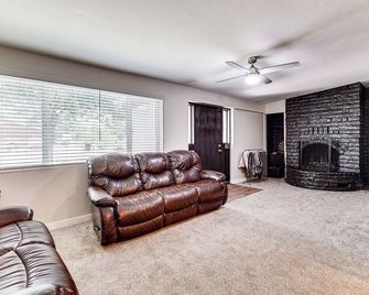 Hike and Relax Fireside! Family Getaway in Overgaard - Heber-Overgaard - Sala de estar