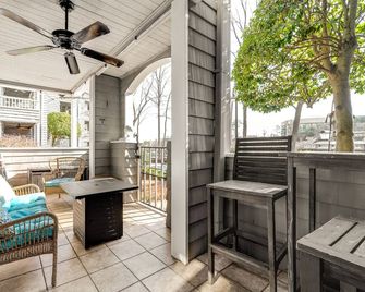 Quaint and Cozy Lake Norman Condo Lakefront Walkable Dogs Ok - Davidson - Balcony