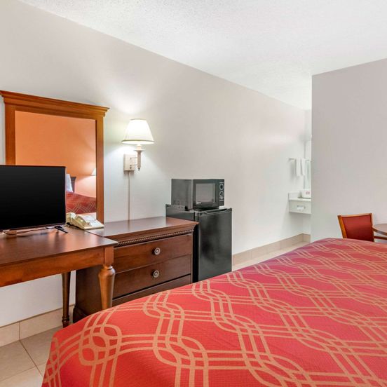 Bedroom view of Econo Lodge North