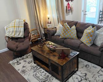 Calvary Cottage on the Lake - Peaceful 1-Bedroom Cottage Overlooking the Lake - Dunn - Living room