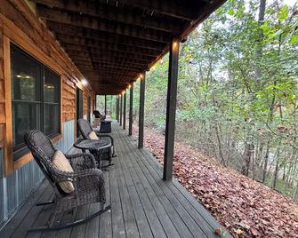 \'Lazy Lodge\' Suite - Rustic Retreat Cabin w/sauna & fire pit - Columbus - Patio