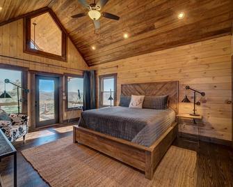 Falcon's Lair- Pet Friendly | EV Car Charger | Outdoor Fireplace | Game Room - Blue Ridge - Bedroom