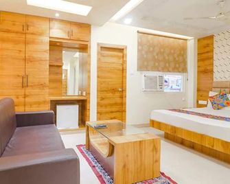 فاب هوتل هوليداي جراند - باتنا - غرفة نوم