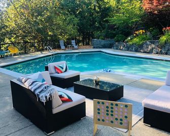 Magical Farm Villa with Heated Salt Water Pool - Duncan - Pool