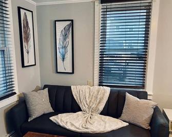 #19 CozySpace A tiny place to call home - Southington - Living room