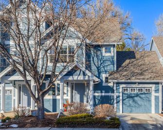 Convenient 2 bedroom Townhouse with walking path, pool and great location. - Longmont - Budova