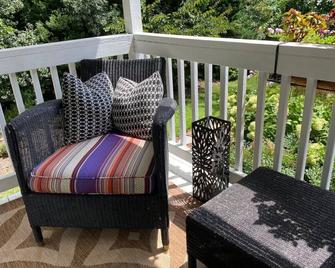 Tranquility Retreat - Serene Setting - Greensboro - Balcony