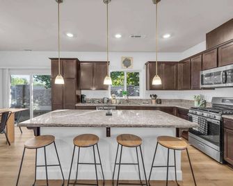New House Furniture 5tv-20 Min to Usa Pkwy/Sleeps13 - Fernley - Kitchen