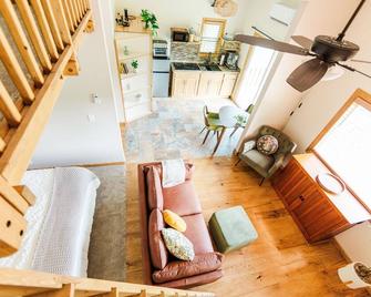 Quiet, cozy cottage on a 45 acre homestead. - Cleveland - Living room