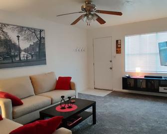 Private Winslow, Arizona Home less than 1 mile from I-40 & Route 66 - Winslow - Living room