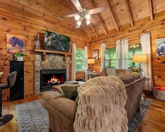 Bearfootin Pond Lodge-on water w/canoe &paddleboat - East Ellijay - Living room
