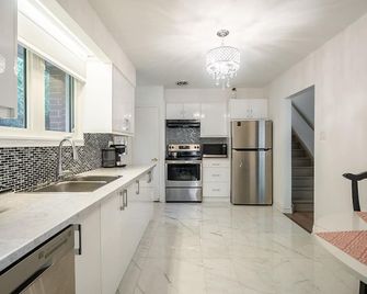 Globalstay Cozy 4 Bedroom House - Aurora - Kitchen