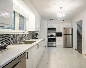 Globalstay Cozy 4 Bedroom House - Aurora - Kitchen