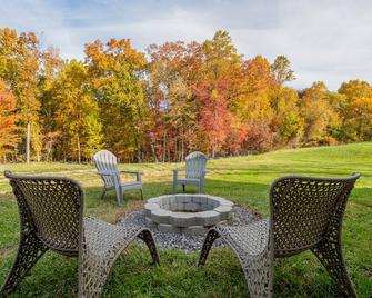 Tranquil Retreat - Conveniently Located - Blacksburg - Patio