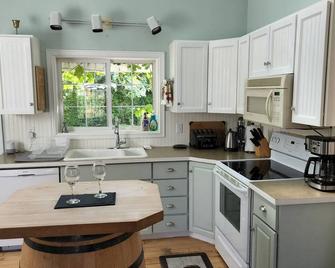 Wine Lovers Oasis! - Your Home Base For Visiting The Okanagan - Naramata - Kitchen