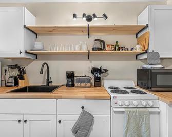 King Bed Modern Studio Apartment - Huntsville - Kitchen